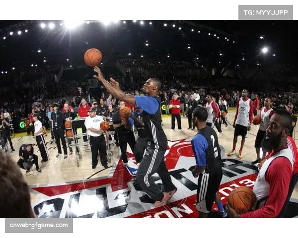 技术台花絮:一名小球迷成功命中中场投篮,赢得全场欢呼 技术台花絮:一名小球迷成功命中中场投篮,赢得全场欢呼